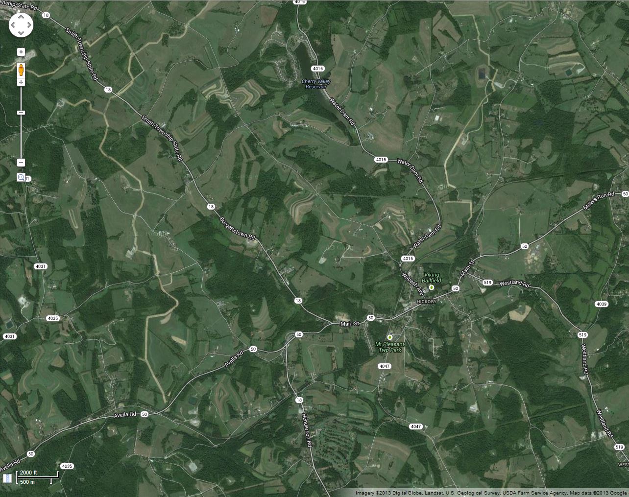 Figure 4 Oblast těžby sz. od Pittsburghu v Pennsylvánii. Tlustší šedohnědé linie jsou trasy nových dočasných povrchových  vodovodů spojujících řídce rozmístěné vrtné plochy. Měřitko je srovnatelné s ostatními mapami. Mapa Google.